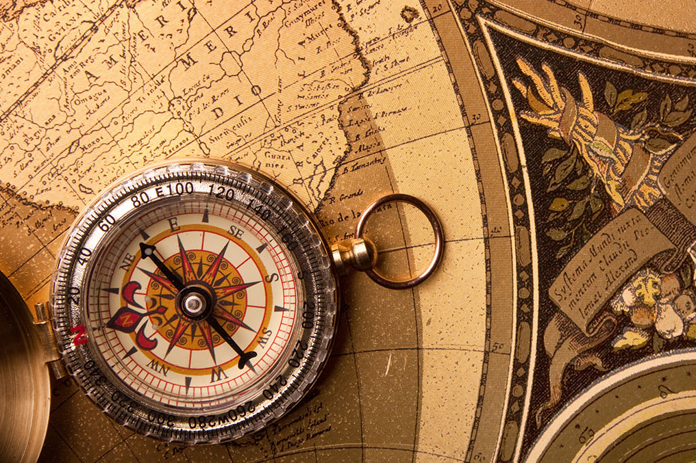 Boussole sur une carte