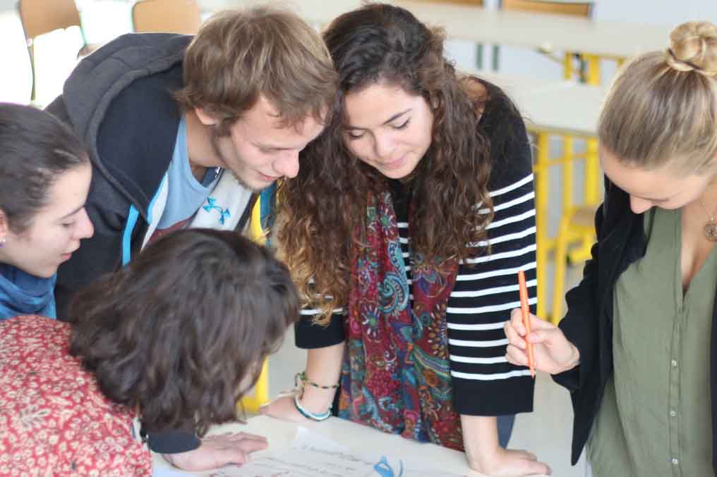 Etudiant et étudiante autour d'une table