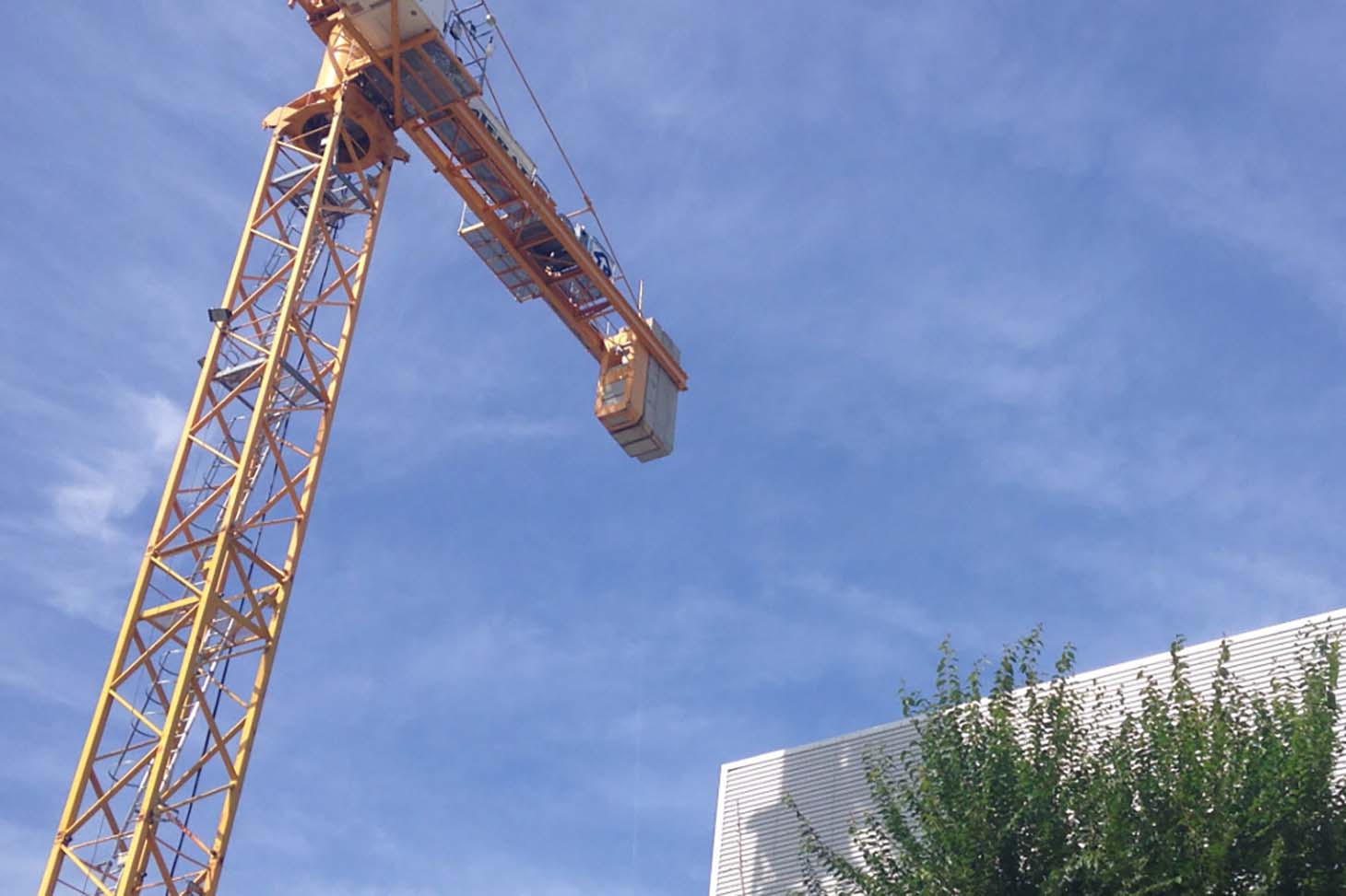 Grue devant un bâtiment