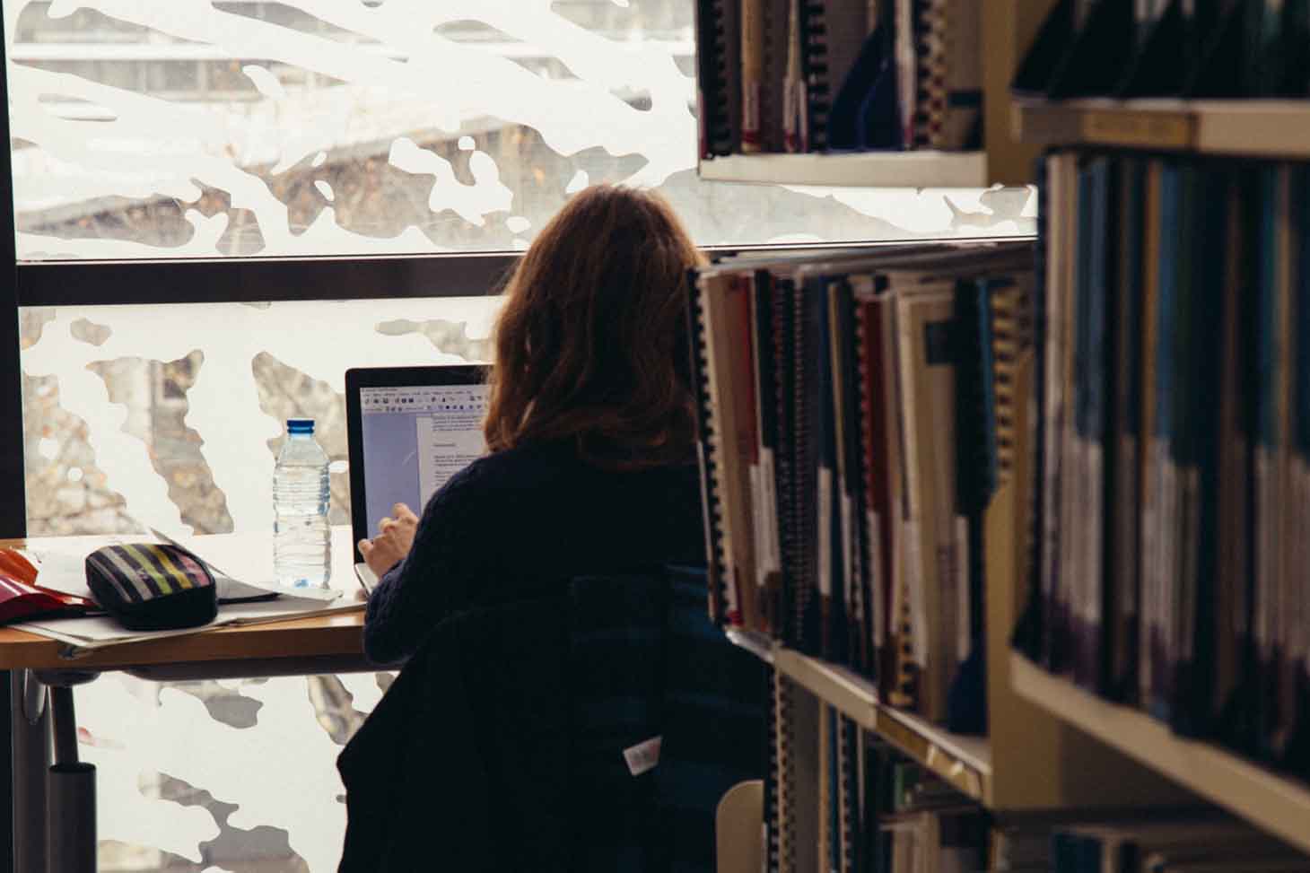 Étudiante dans la bibliothèque